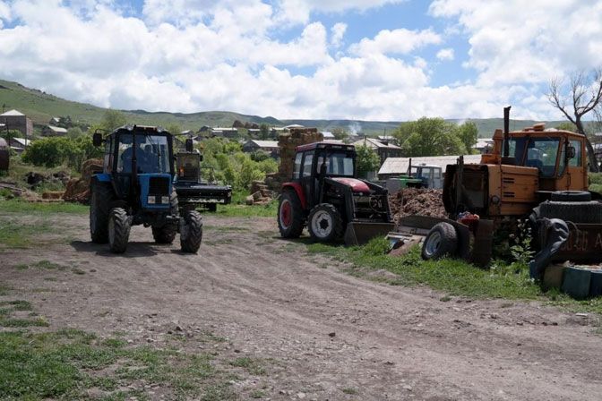 Հնամաշ տրակտորներ, բեռնատարներ ու կոմբայններ. գյուղտեխնիկայի պատկերը Հայաստանում