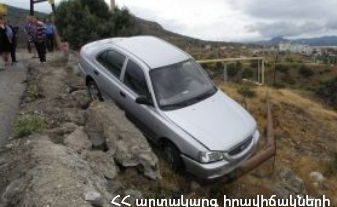 Երևան-Սևան ճանապարհին մեքենան դուրս է եկել երթևեկելի հատվածից և հայտնվել ձորում