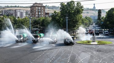 Ջրցան մեքենաների շքերթ՝ նվիրված Վարդավառի տոնին