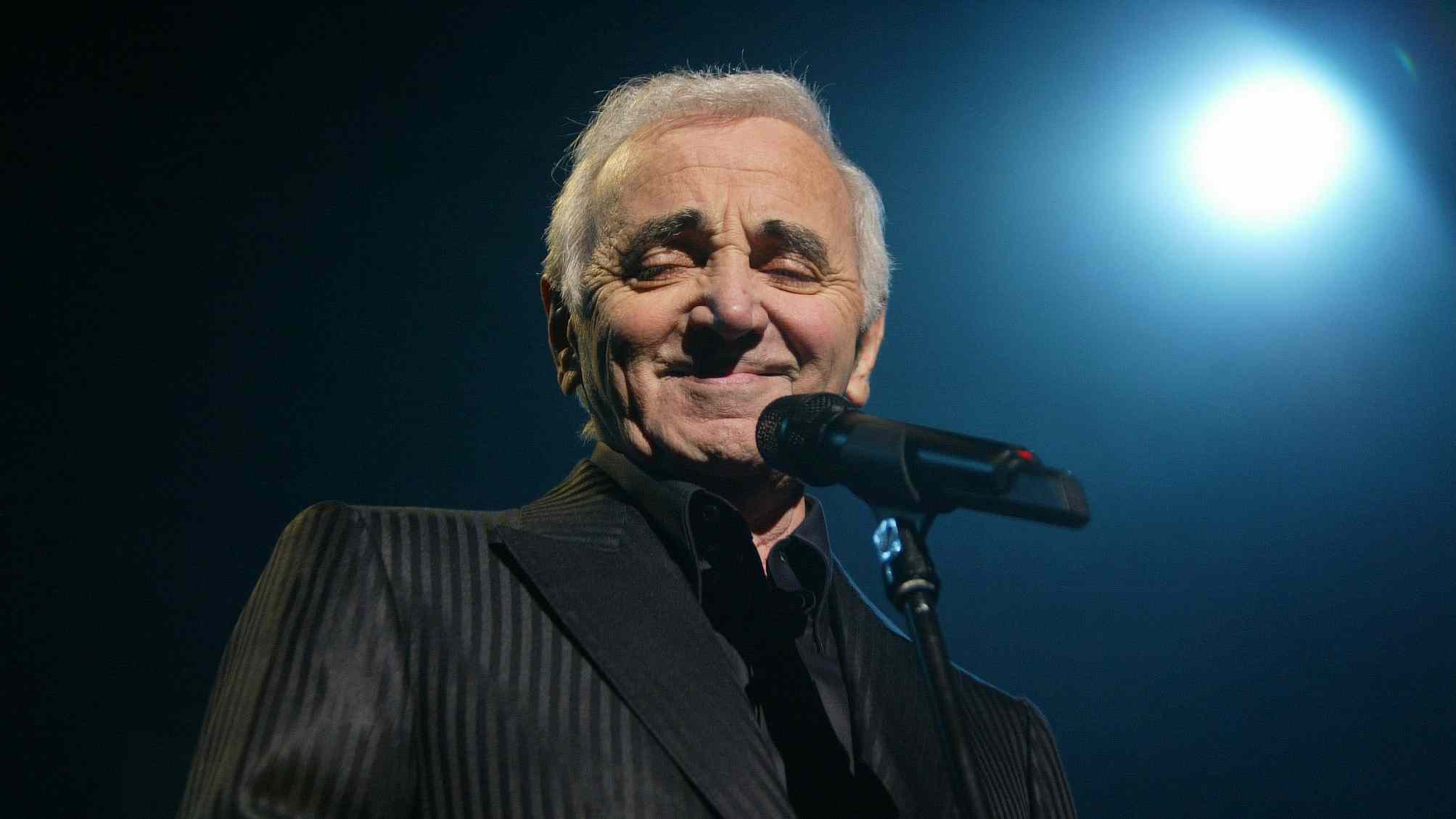 Азнавур песни. Патрик Азнавур. Charles Aznavour singing.