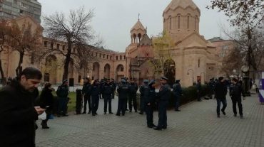 «Նոր Հայաստան, նոր հայրապետ»-ի անդամներին ոստիկանները թույլ չեն տվել մուտք գործել Սուրբ Աննա եկեղեցու բակ