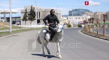 Թբիլիսիում, մեքենաների երթևեկությունն արգելելուց հետո, հեծյալ է շրջում