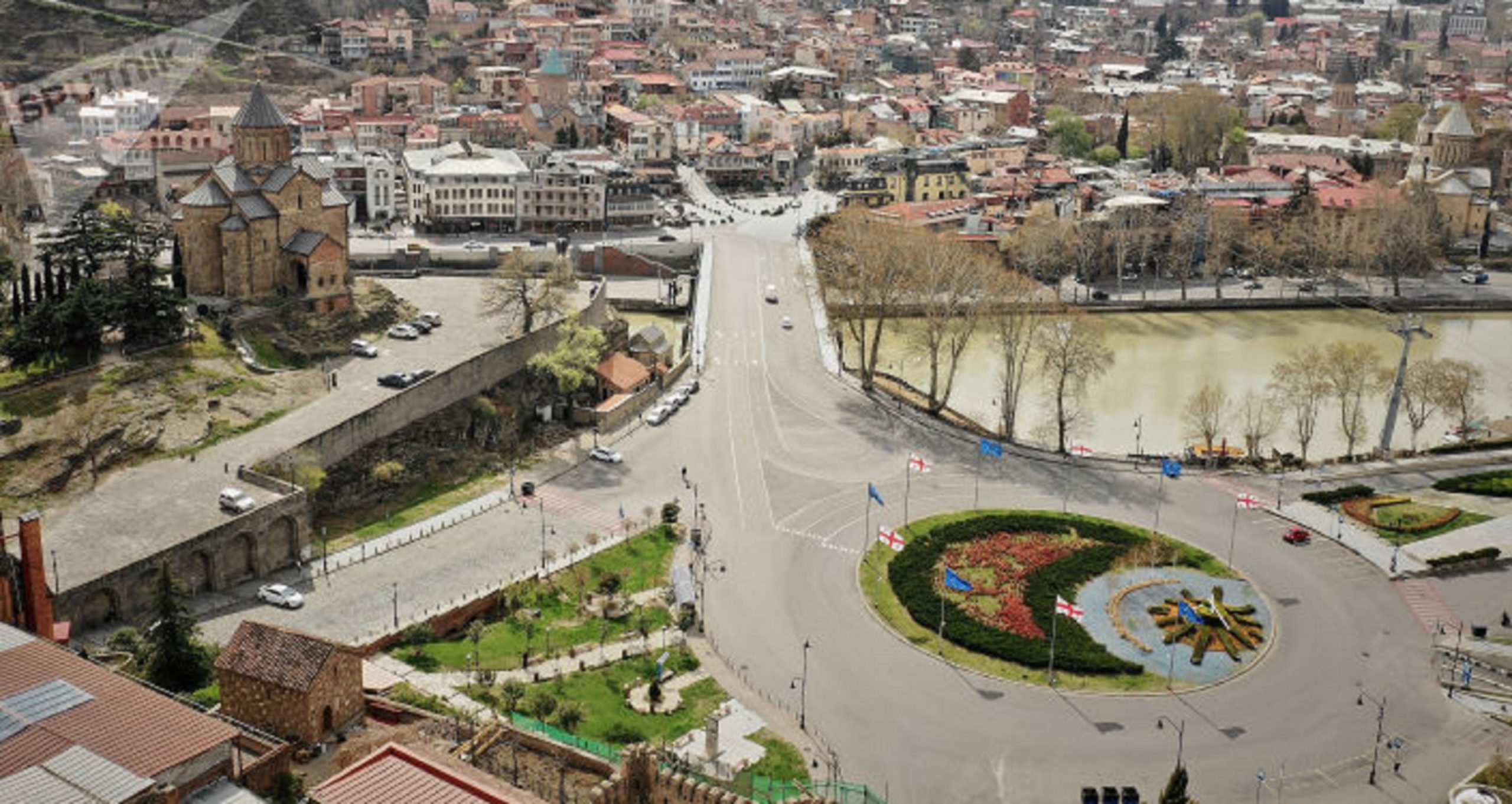 V tbilisi. Мейдан Тбилиси. Тбилиси площадь города. Майдан Тбилиси площадь. Площадь Европы Тбилиси.