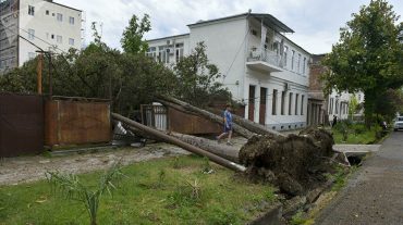 Սուխումում փոթորիկը պոկել է հյուրանոցի տանիքն ու արմատախիլ արել ծառեր