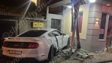 Ավտովթար Երևանում․ իրանցին Ford Mustang-ով բախվել է շինության պատին ու երկաթե սյանը