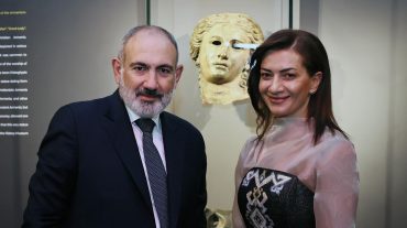 «Բարի վերադարձ, Դիցուհի». Նիկոլ Փաշինյանն ու Աննա Հակոբյանը՝ Անահիտ աստվածուհու կիսանդրու ցուցադրությանը