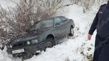 Շիրակի մարզում «BMW»-ն բախվել է երկաթե արգելապատնեշներին, կոտրել դրանք ու հայտնվել բնակչի հողամասում. կա տուժած