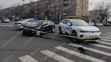 Երևանում բախվել են «Volkwagen ID4»-ն ու «Opel Astra»-ն. կան տուժածներ