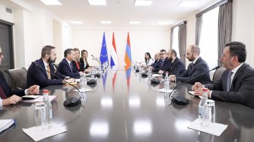 Մեկնարկել է Միրզոյանի և Վելդկամպի ընդլայնված կազմով հանդիպումը