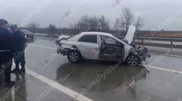 Երևան-Երասխ ավտոճանապարհին «Toyota Corolla»-ն բախվել է բաժանարար գոտու երկաթե արգելապատնեշներին. կա վիրավոր